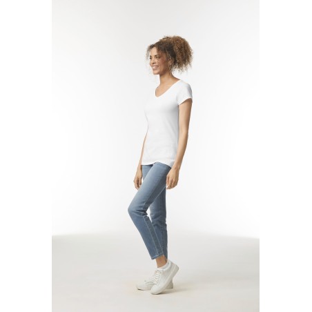 Camiseta SoftStyle cuello de pico mujer